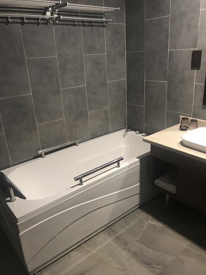 Manxin Hotel Shanghai Xujiahui Bagian luar foto